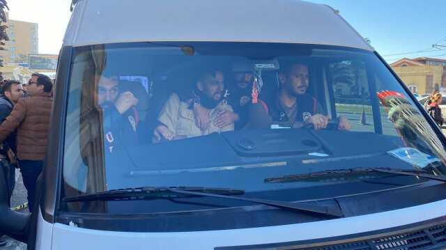 İzmir'de İsrail bayrağına basıp başına silah dayayan Pakistan uyruklu şahıs tutuklandı İzmir'de İsrail bayrağına basıp başına silah dayayan Pakistan uyruklu şahıs tutuklandı