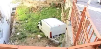 Kağıthane'de freni tutmayan araç apartman bahçesine düştü