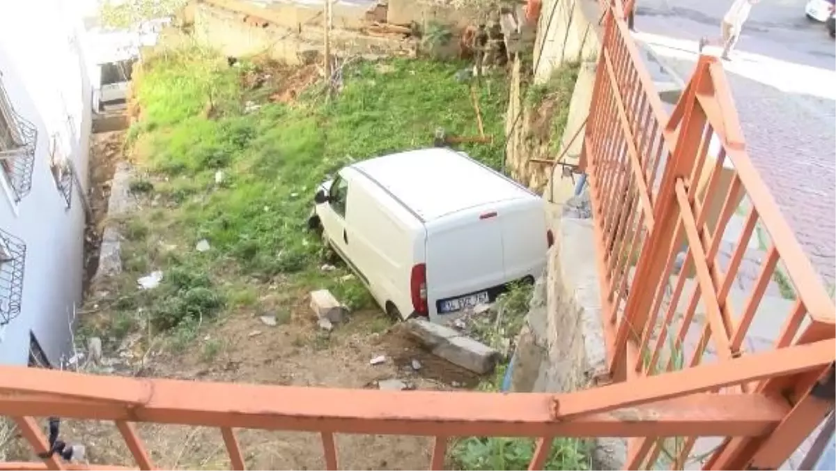Kağıthane'de freni tutmayan araç apartman bahçesine düştü