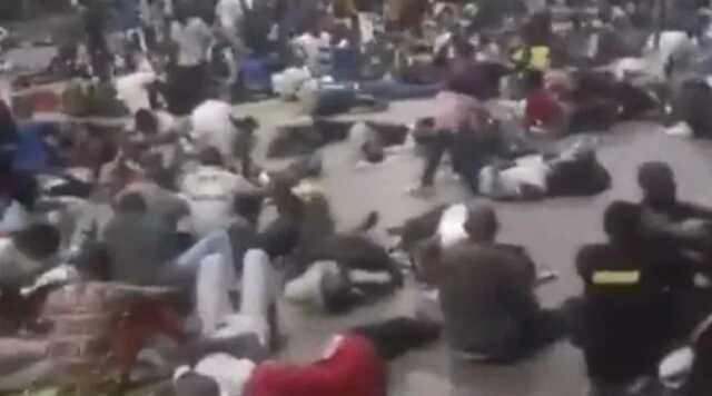 Kongo'da stadyumda askeri personel seçmeleri sırasında çıkan izdihamda 37 kişi öldü Kongo'da stadyumda askeri personel seçmeleri sırasında çıkan izdihamda 37 kişi öldü