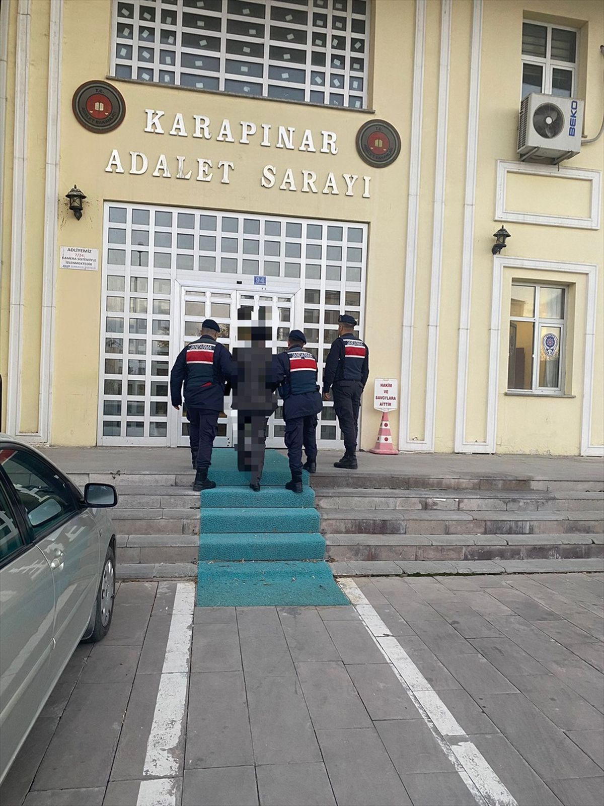 Konya'da çeşitli suçlardan aranan bir kişi kızının düğününde yakalandı