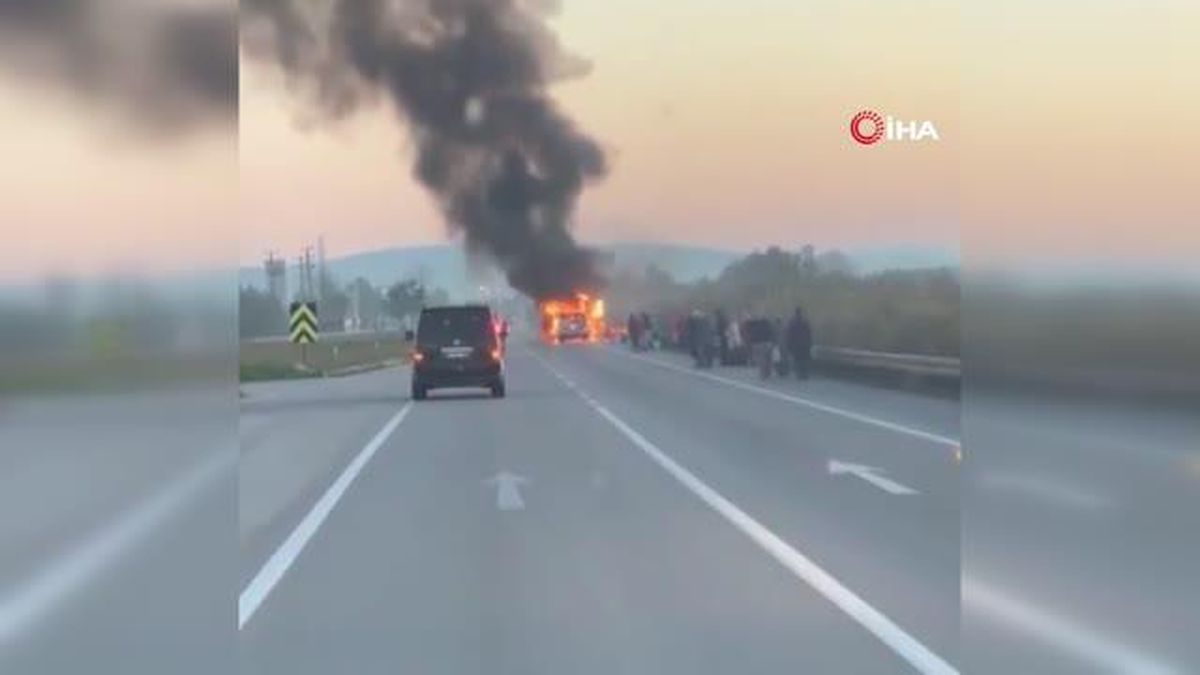 Mevsimlik işçi taşıyan servis alev alev yandı