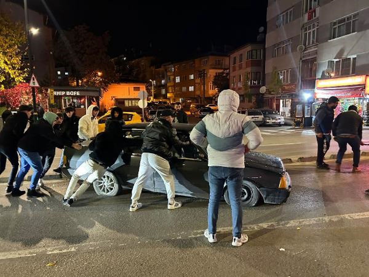Sivas'ta Taşlı, Sopalı ve Silahlı Kavga: Bir Otomobil Kullanılamaz Hale Geldi