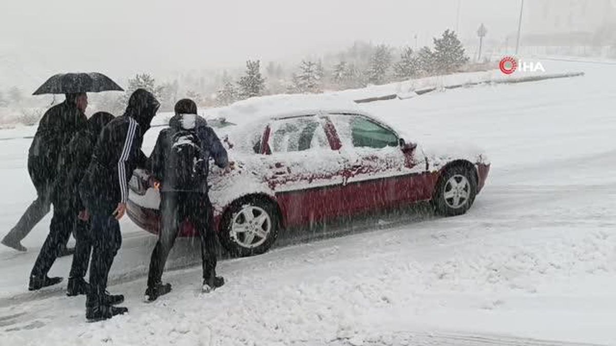 Van'da kar hayatı felç etti: Araçlar yolda kaldı