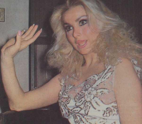 Yeşilçam oyuncusu Leyla Somer, köpeklere torpil atan çocuğa tokat attı Yeşilçam oyuncusu Leyla Somer, köpeklere torpil atan çocuğa tokat attı