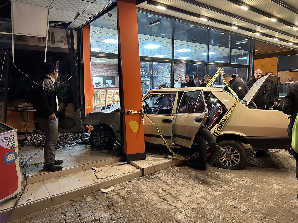 Adana'da Kontrolden Çıkan Otomobil İş Yerine Girdi: 1 Ölü, 1 Yaralı