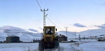Kar nedeniyle kapanan köy yollarında hastalar hastaneye ulaştırıldı