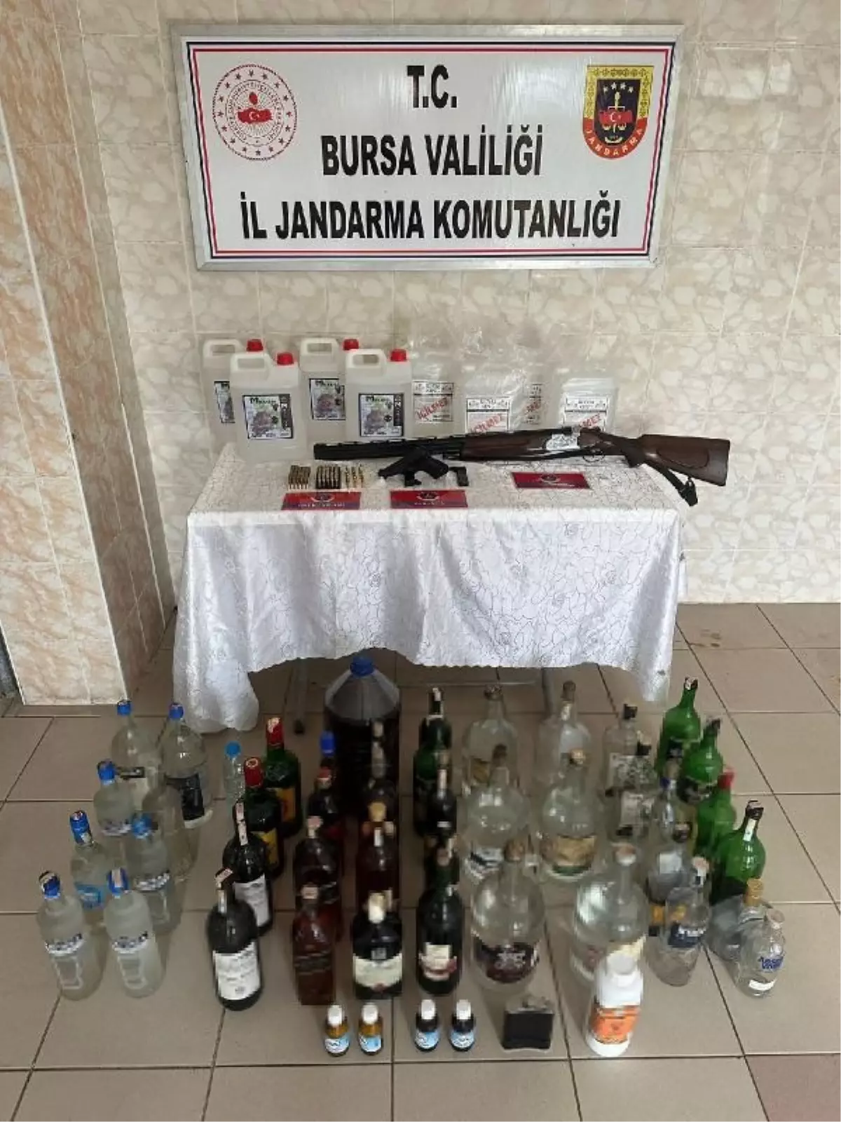 Bursa'da Sahte İçki Operasyonu: 100 Bin TL Değerinde Sahte İçki Ele Geçirildi