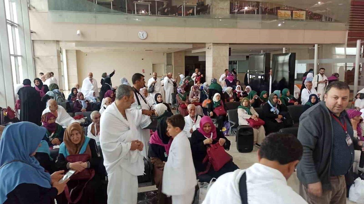 Elazığ'dan Umreye Giden Vatandaşlar Dualarla Uğurlandı