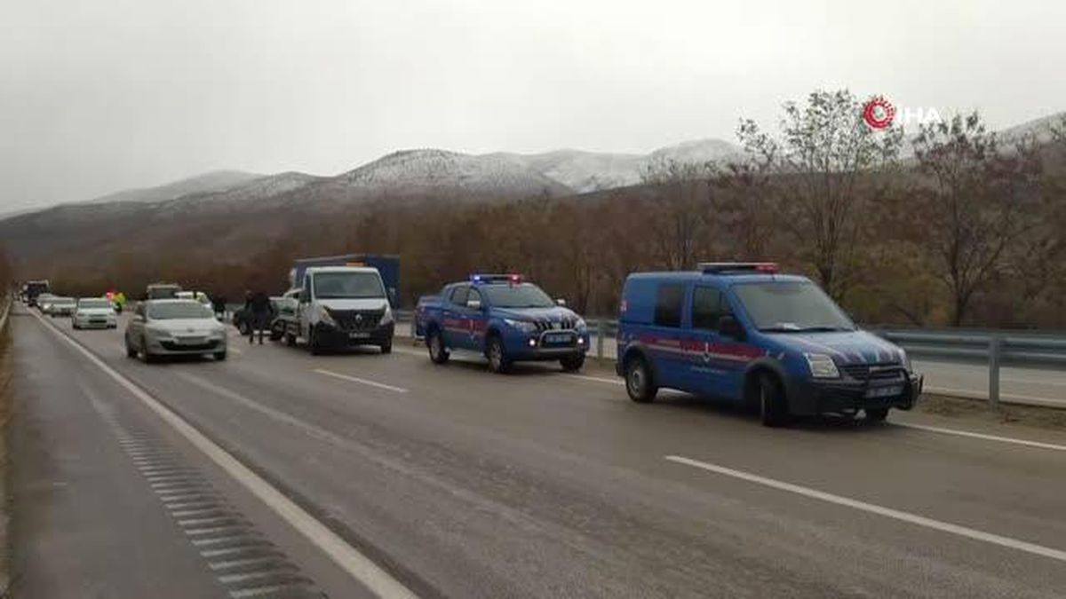 Gizli buzlanma kazaları beraberinde getirdi: 4 yaralı