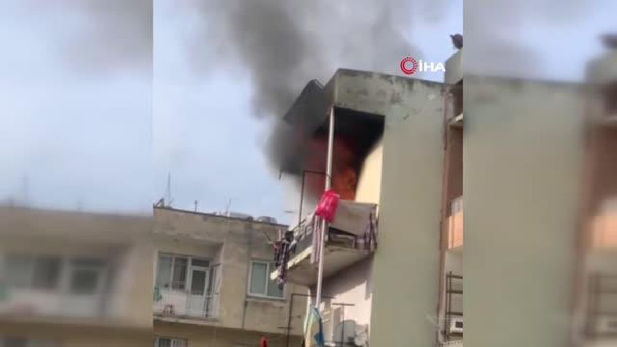 Hatay'da 2 katlı ev yangını cep telefonu kamerasına yansıdı