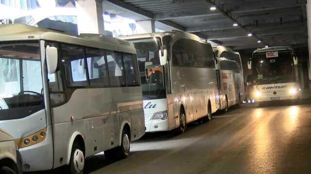 İstanbul'da kış lastiği zorunluluğu 25 Kasım'a çekildi, ticari araç sürücüleri lastikçilere akın etti