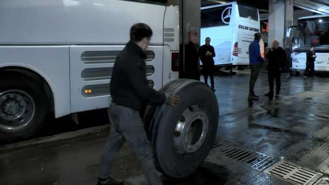 İstanbul'da kış lastiği zorunluluğu 25 Kasım'a çekildi, ticari araç sürücüleri lastikçilere akın etti