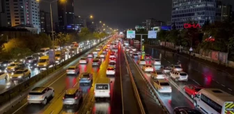 İstanbul'da Yağış Nedeniyle Trafik Yoğunluğu Oluştu