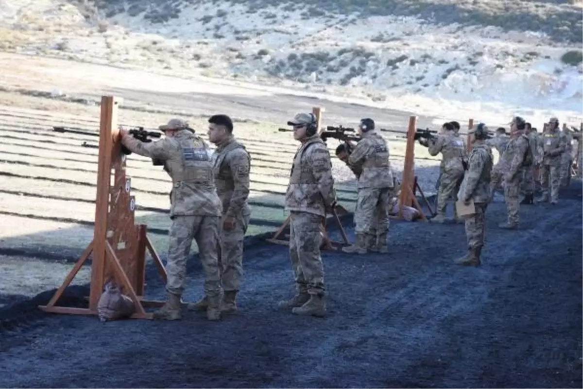 Foça Jandarma Komando Eğitim Komutanlığı'nda Keskin Nişancı Yarışması Düzenlendi