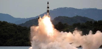 Kuzey Kore, ABD uçak gemisinin Güney Kore'de olduğu sırada casus uydu taşıyan roket fırlattı