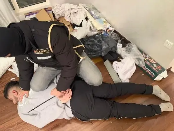 'Yolyemezler Çetesi'nin lideri, mutfak tezgahının altındaki gizli bölmede yakalandı