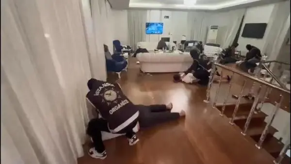 'Yolyemezler Çetesi'nin lideri, mutfak tezgahının altındaki gizli bölmede yakalandı