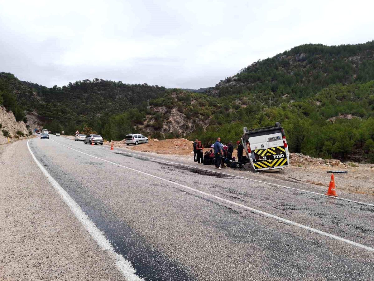 Muğla'da servis minibüsü devrildi, 9 rehabilitasyon öğrencisi yaralandı