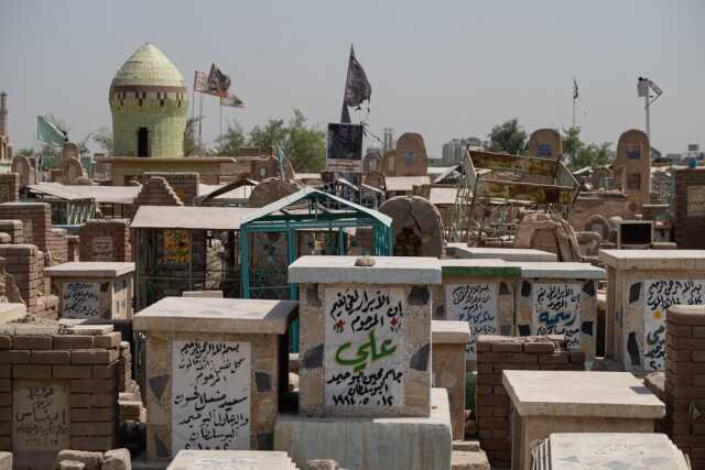 Uzaktan şehir gibi görünse de 6 milyon insanın bulunduğu bir mezarlık: Al-Salam Vadisi Uzaktan şehir gibi görünse de 6 milyon insanın bulunduğu bir mezarlık: Al-Salam Vadisi