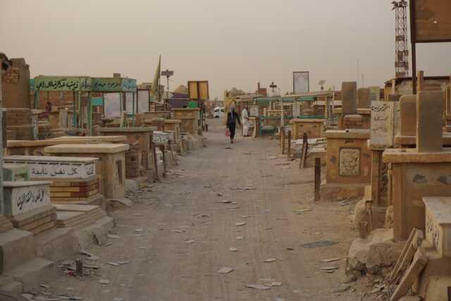 Uzaktan şehir gibi görünse de 6 milyon insanın bulunduğu bir mezarlık: Al-Salam Vadisi Uzaktan şehir gibi görünse de 6 milyon insanın bulunduğu bir mezarlık: Al-Salam Vadisi