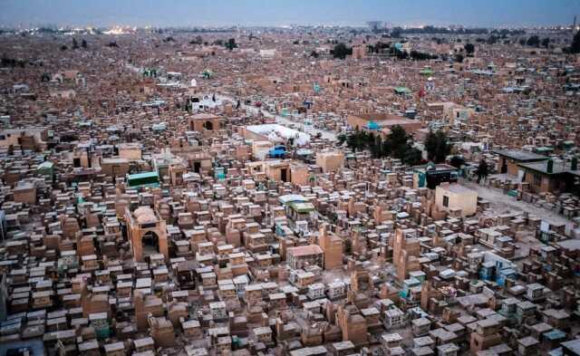 Uzaktan şehir gibi görünse de 6 milyon insanın bulunduğu bir mezarlık: Al-Salam Vadisi Uzaktan şehir gibi görünse de 6 milyon insanın bulunduğu bir mezarlık: Al-Salam Vadisi