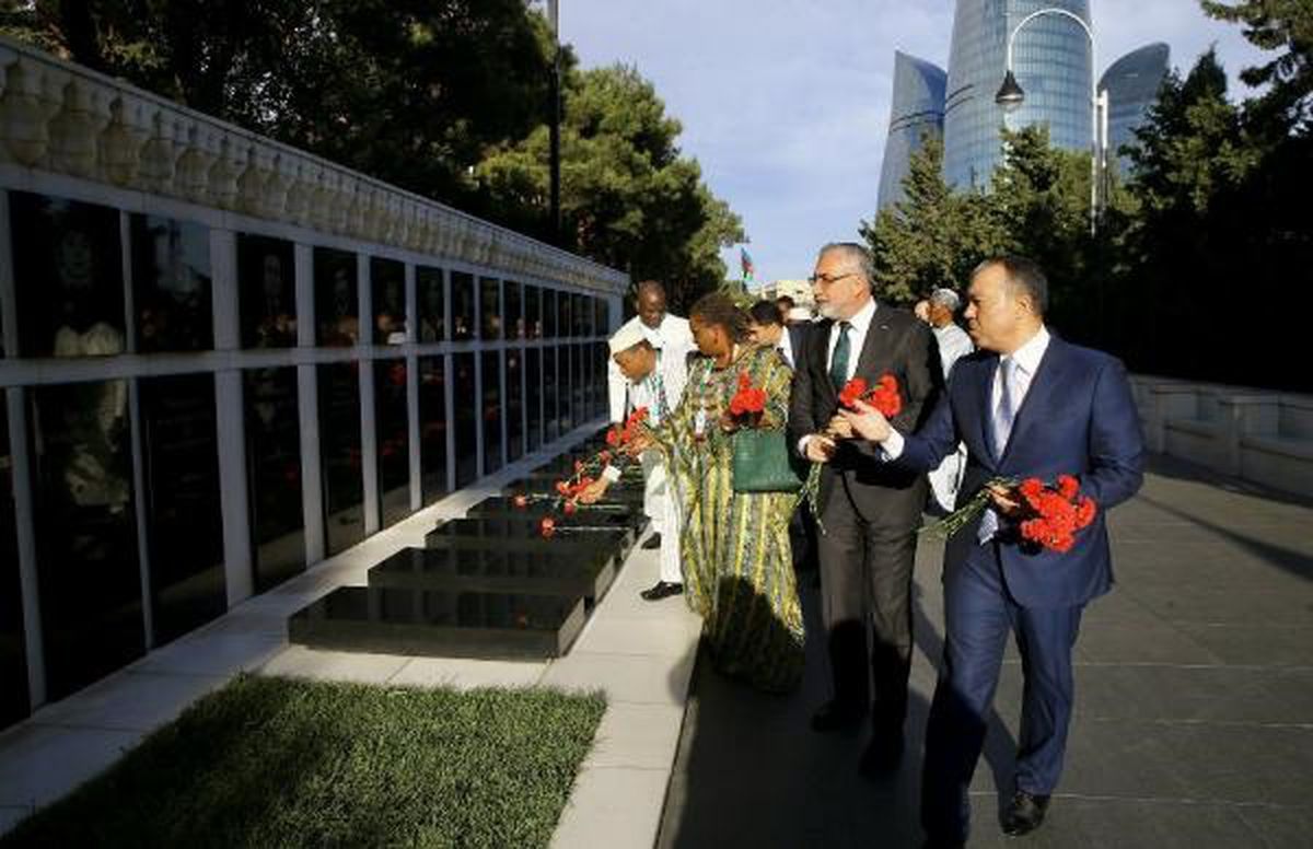 Bakan Işıkhan, Azerbaycan ve Türk Şehitliği'ni ziyaret etti