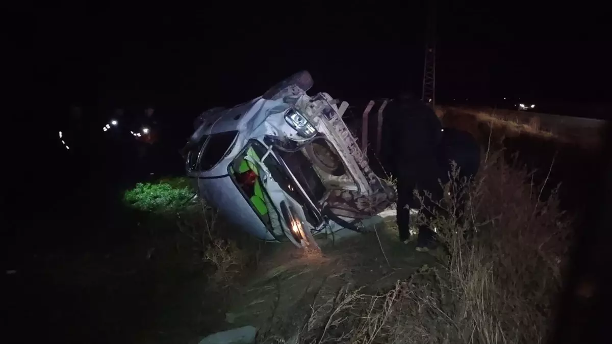 Afyonkarahisar'da otomobil şarampole devrildi, 2 kişi yaralandı