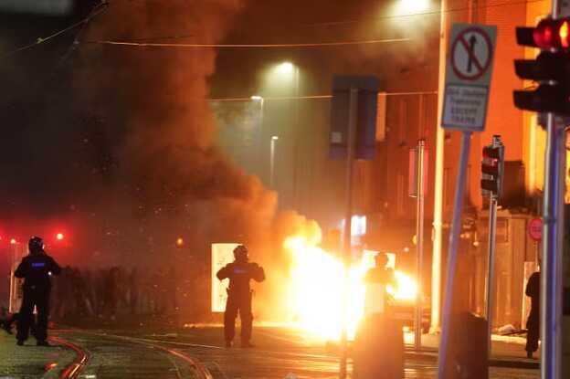 Dublin'de 'terör saldırısı' olarak nitelendirilmeyen bıçaklı saldırı sonrası halk sokağa döküldü