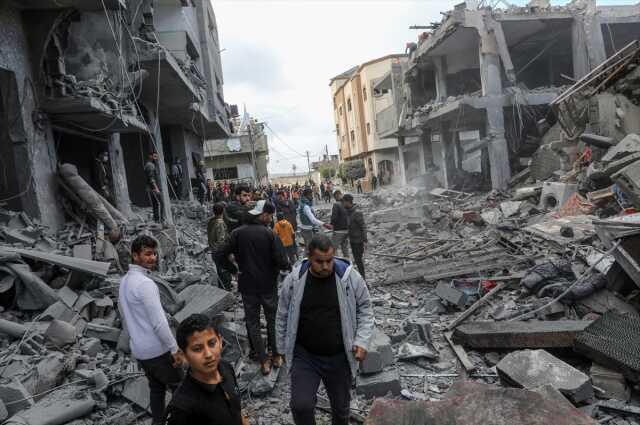 Dünya ateşkesin başlamasına kilitlenirken, katil İsrail gece boyunca onlarca sivili katletti Dünya ateşkesin başlamasına kilitlenirken, katil İsrail gece boyunca onlarca sivili katletti