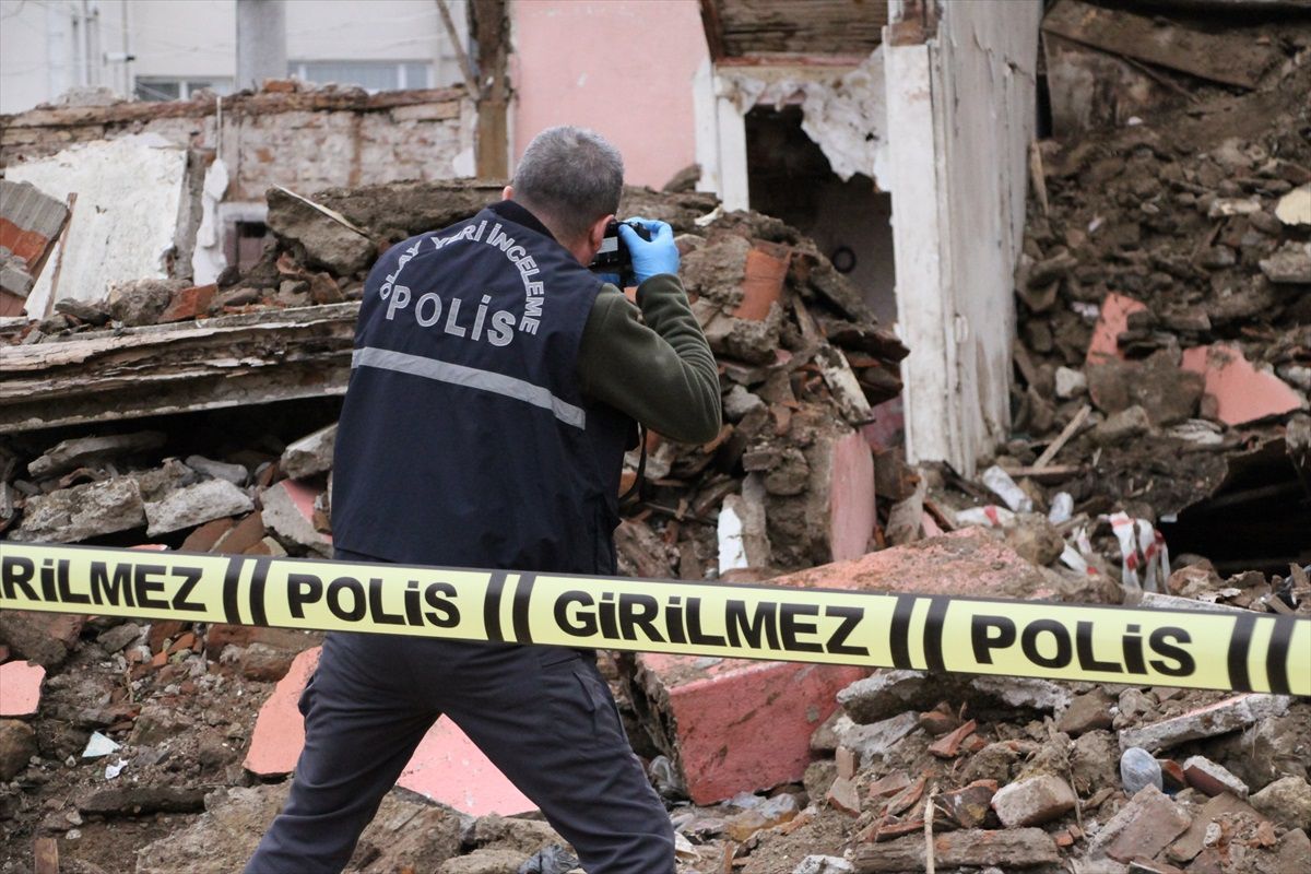 Edirne'de çöken müstakil metruk binada 2 kişi yaralandı