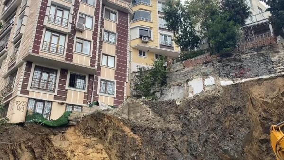 Eyüpsultan'da Toprak Kayması Nedeniyle 2 Bina Boşaltıldı