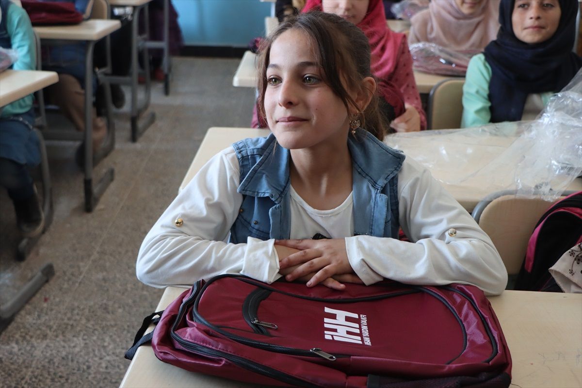İHH, Suriye'deki Öğrencilere Okul Çantası ve Kırtasiye Seti Dağıttı
