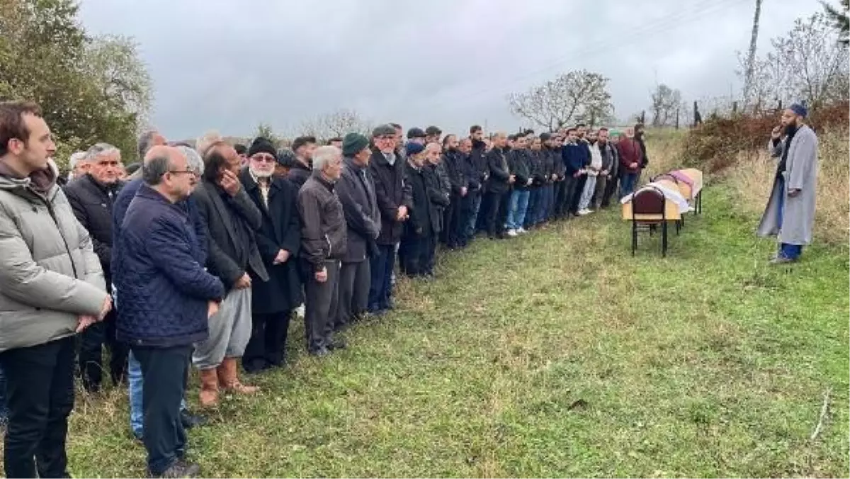 Kocaeli'de Boşanma Aşamasındaki Eşini ve Oğlunu Öldürüp İntihar Eden Adam Toprağa Verildi