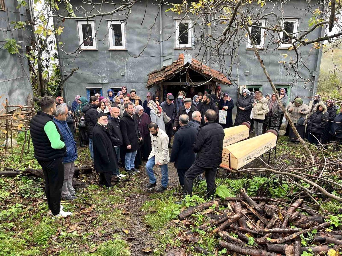 Çayırova'da aile katliamında ölen anne ve oğul Sinop'ta toprağa verildi