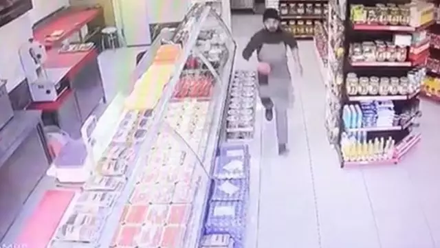 Malatya'daki deprem, Elazığ'da bir marketin güvenlik kamerasına yansıdı