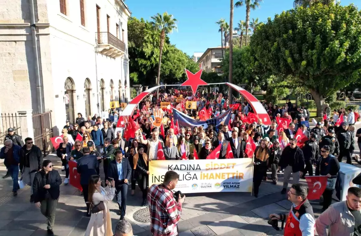 Mersin'de Kadına Şiddete Karşı Farkındalık Yürüyüşü Gerçekleşti