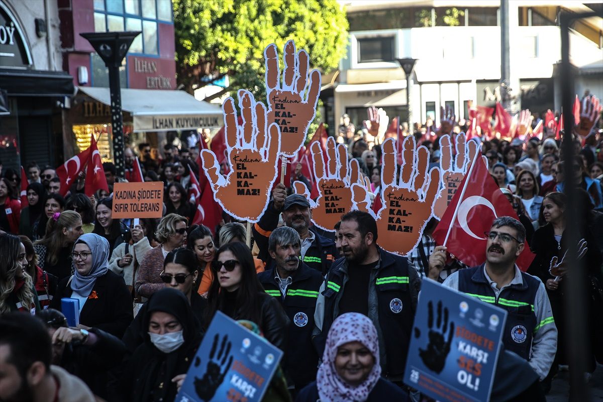 Mersin'de Kadına Yönelik Şiddete Karşı Farkındalık Yürüyüşü Gerçekleştirildi