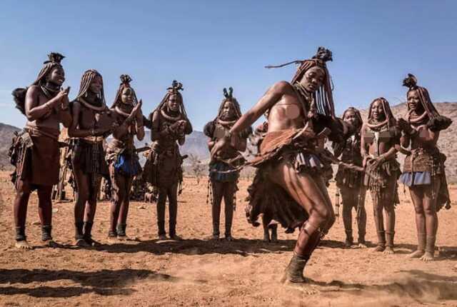 Namibya'nın Himba Kabilesi: Nezaketin Sıradışı İfadesi Namibya'nın Himba Kabilesi: Nezaketin Sıradışı İfadesi