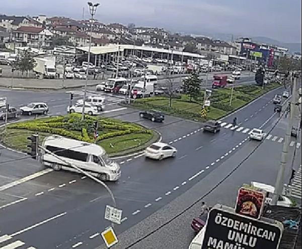 Kavşakta Yaya Geçidine Çarpan Otomobilde Yaralanan Kadın Hastaneye Kaldırıldı