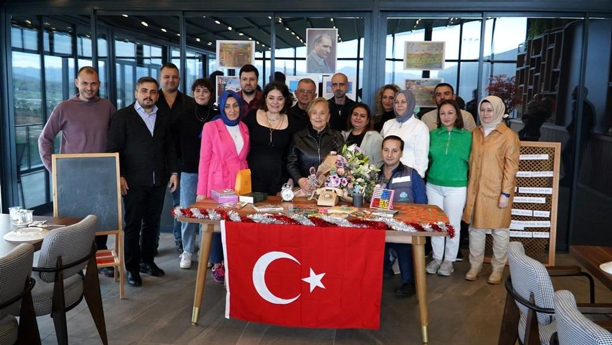Düzce Uzunmustafa İlkokulu'nda 30 yıl sonra duygusal buluşma