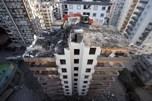 Yıkımı süren İnci apartmanının kolonundan tabak çıktı