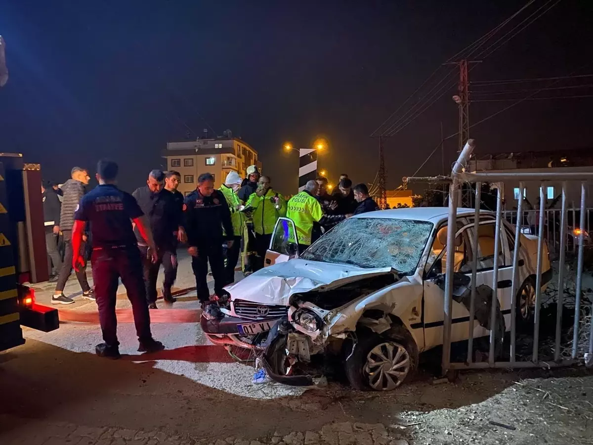 Adana'da Kontrolden Çıkan Otomobilin Çarpması Sonucu 4 Kişi Yaralandı