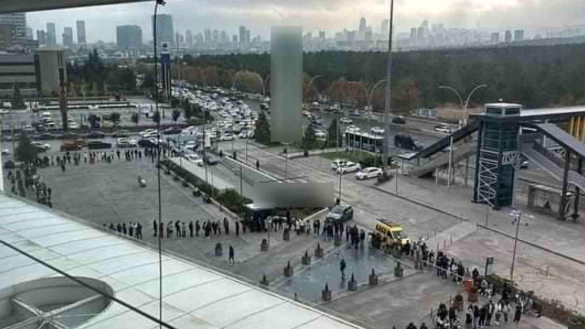 Ankara'da Cuma İndirimleri Nedeniyle Alışveriş Merkezinde Uzun Kuyruk Oluştu
