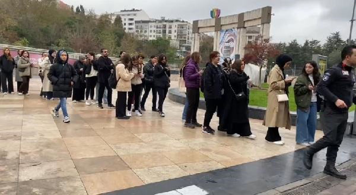 AVM'lerde 'Şahane Cuma' kuyruğu