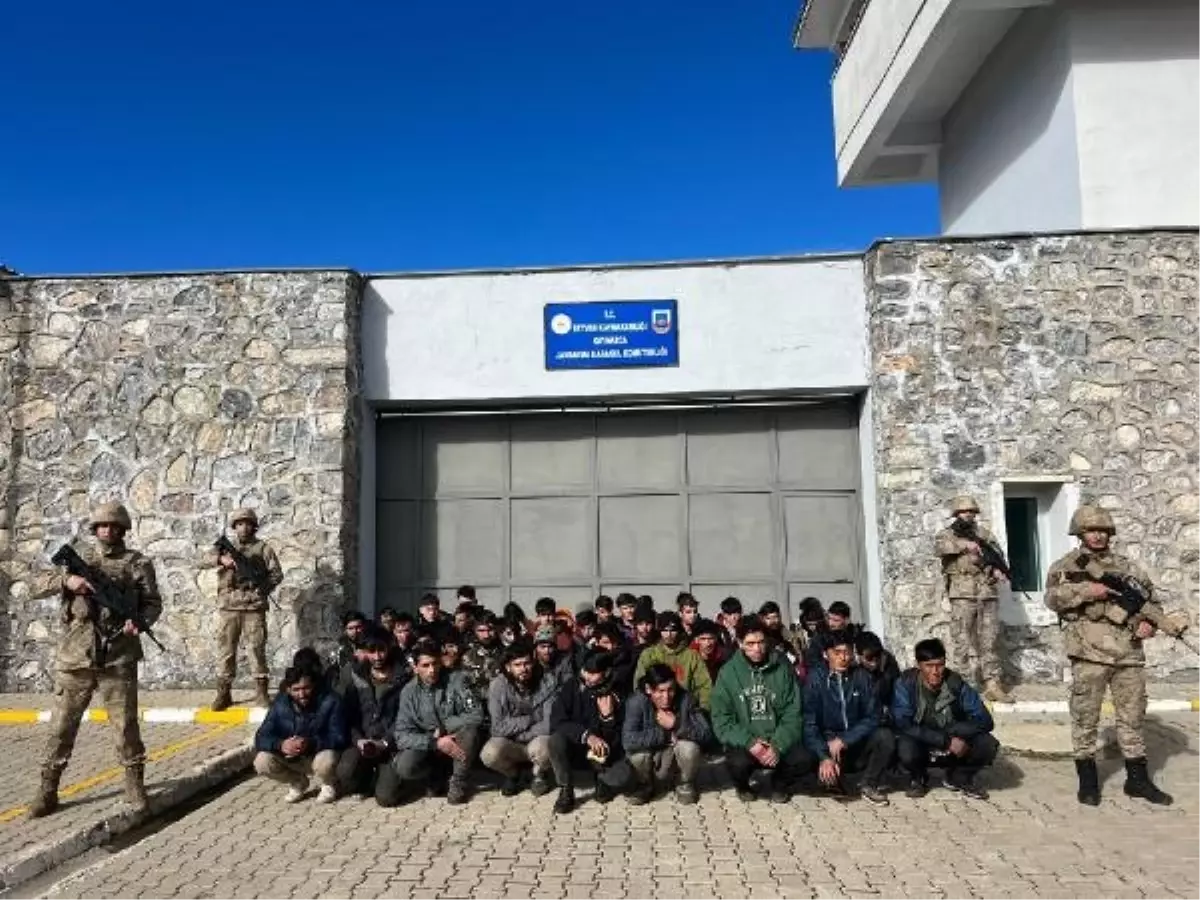Bitlis'te 50 Afganistan uyruklu kaçak göçmen yakalandı
