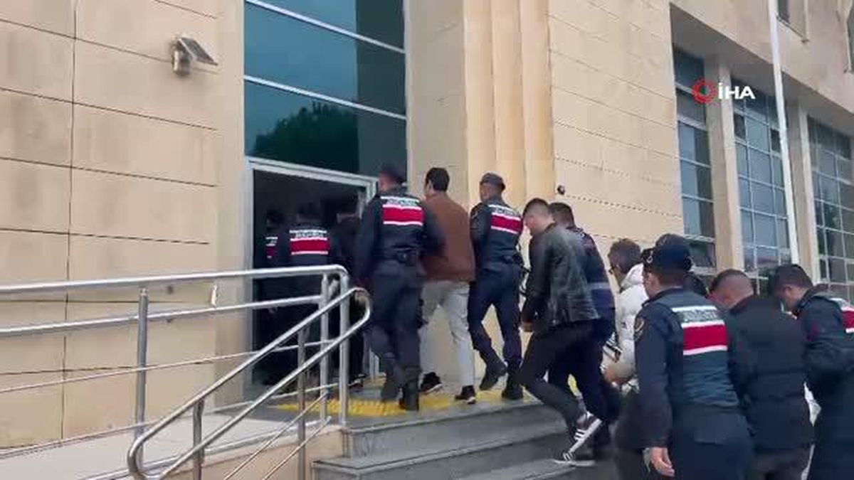 İzmir'de 5 Göçmen Kaçakçısı Yakalandı