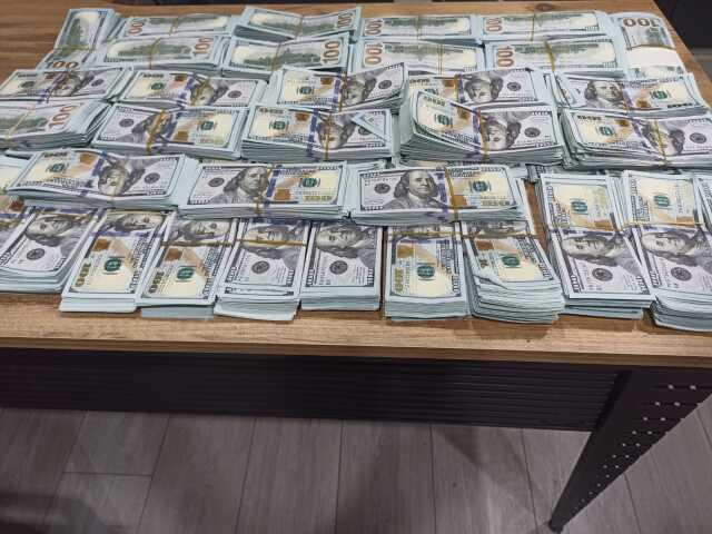 Deste deste sahte dolarla yakalandılar! Türkiye tarihinde tek seferde ele geçirilen en büyük miktar Deste deste sahte dolarla yakalandılar! Türkiye tarihinde tek seferde ele geçirilen en büyük miktar
