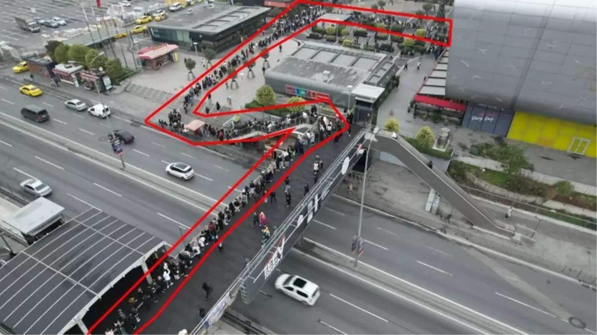 'Efsane Kasım' indirimi için AVM'lere koştular! Kuyruğun ucu bucağı yok