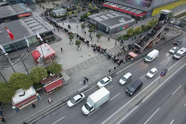 'Efsane Kasım' indirimi için AVM önünde metrelerce kuyruk oluştu